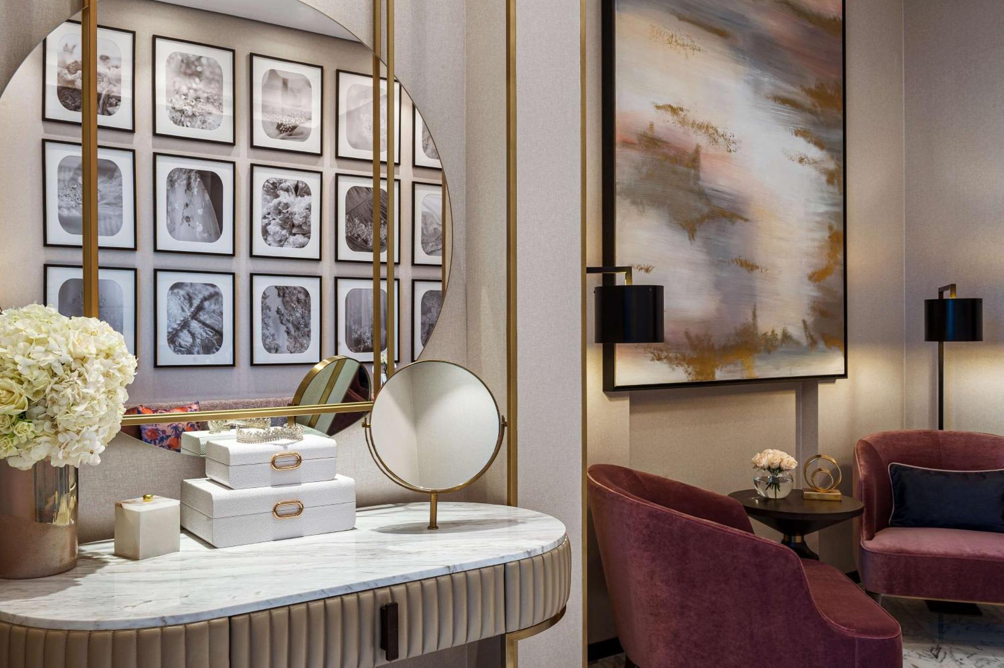 ホテル Waldorf Astoria Kuwait クウェート エクステリア 写真 The interior of a suite at The Carlyle