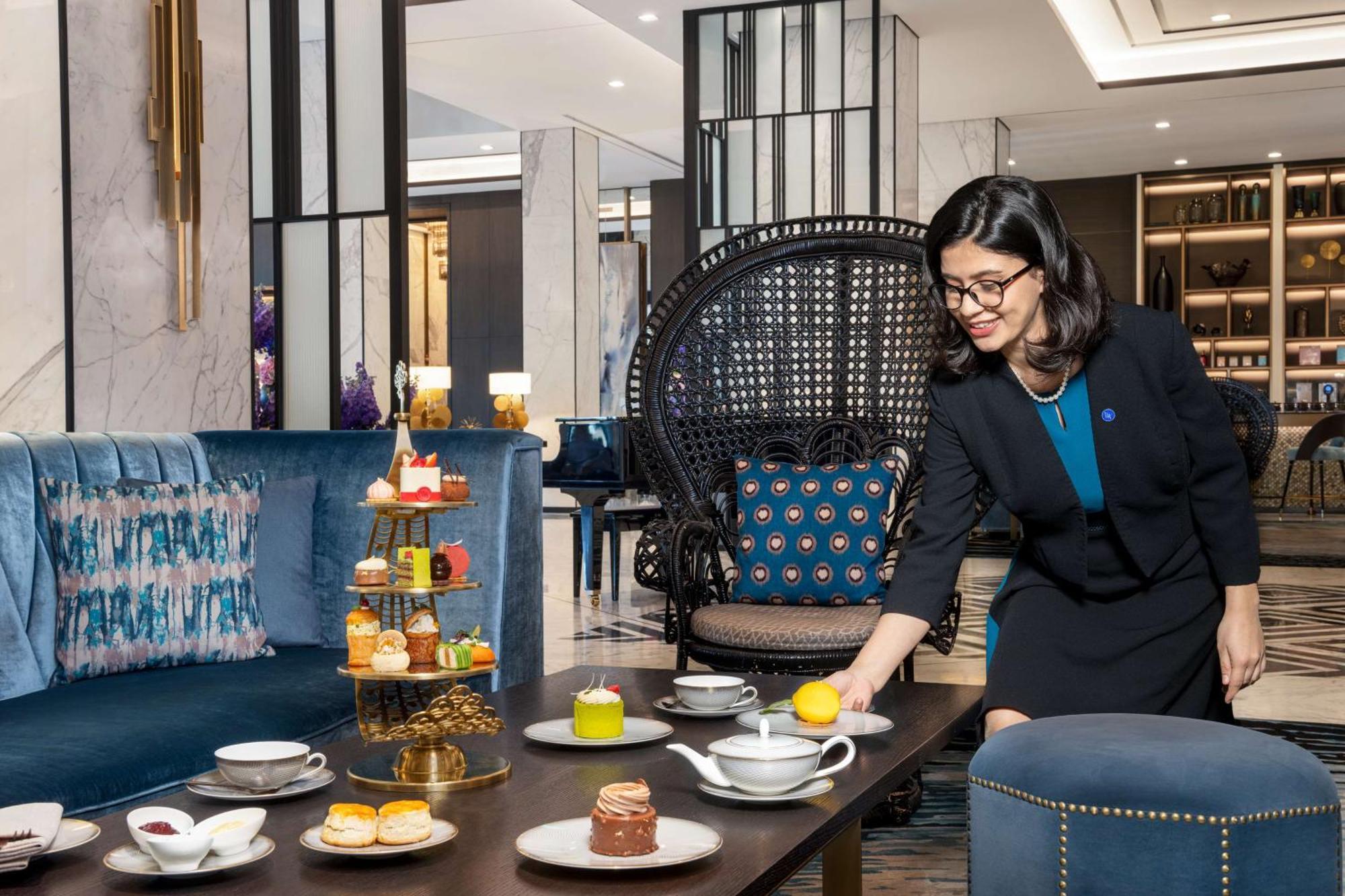 ホテル Waldorf Astoria Kuwait クウェート エクステリア 写真 A butler at work