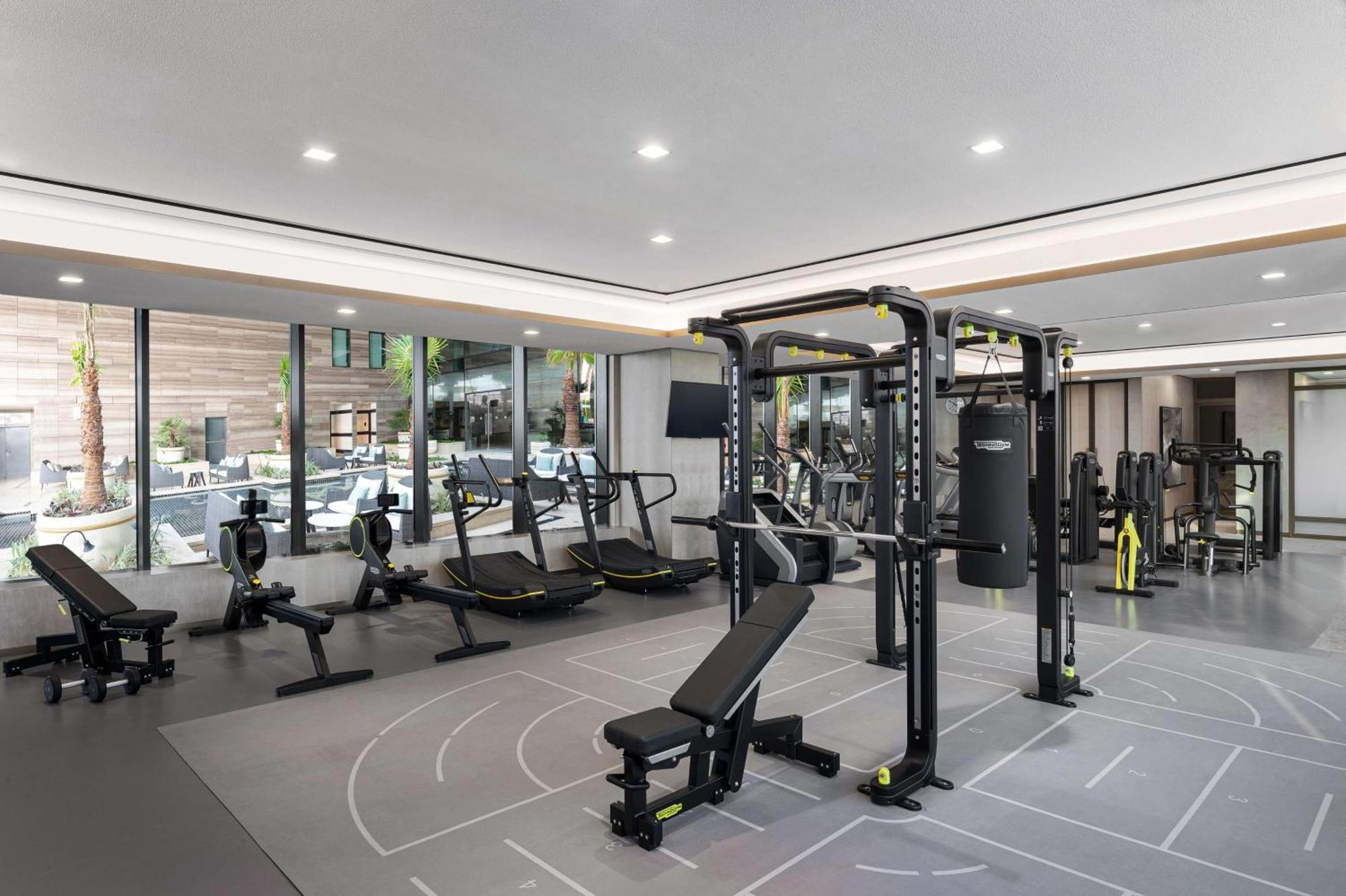 ホテル Waldorf Astoria Kuwait クウェート エクステリア 写真 The gym at The Ivy Collection